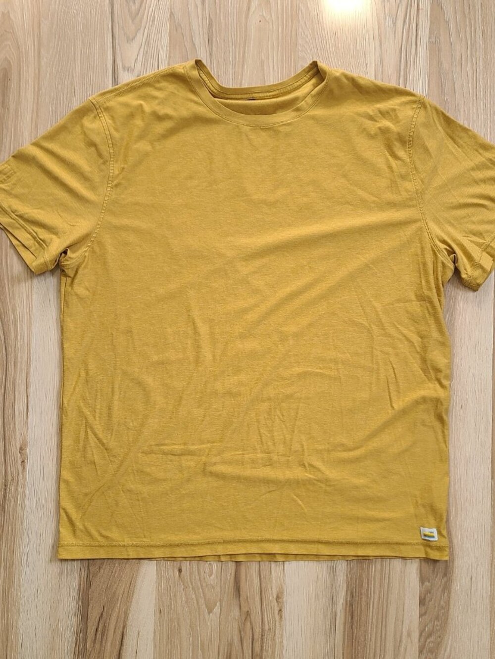 Vuori Mens Strato Tech Tee Men's XL Mustard Yellow Short Sleeve T-Shirt